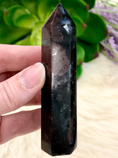 Garnet in Arfvedsonite Tower 88mm TJ - Throat & Root Chakra Stone